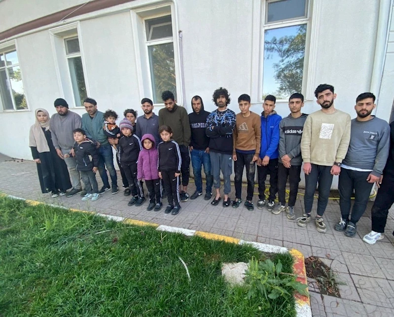 JANDARMA 19 DÜZENSİZ GÖÇMEN YAKALANDI