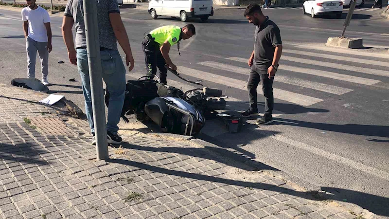 KAZA SONRASI İKİYE BÖLÜNEN MOTOSİKLETİN SÜRÜCÜSÜ AĞIR YARALANDI