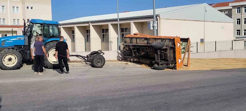 BUĞDAY YÜKLÜ TRAKTÖR DEVRİLDİ, YOL BUĞDAY AMBARINA DÖNDÜ