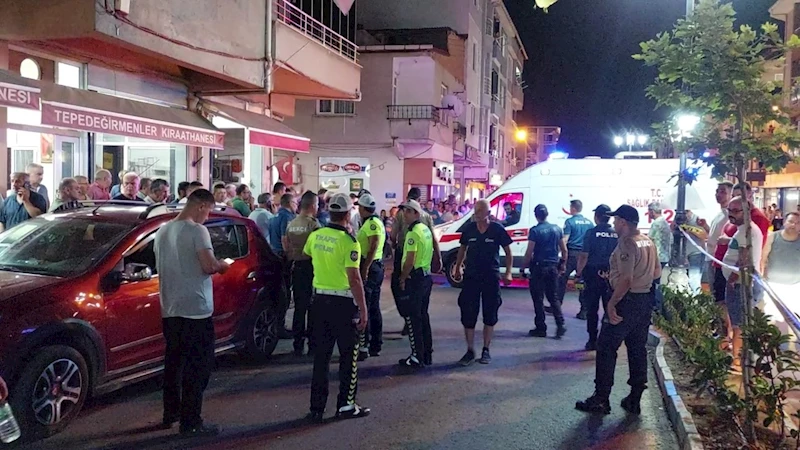 KONTROLDEN ÇIKAN OTOMOBİL KAHVEHANE ÖNÜNDE OTURANLARIN ARASINDA DALDI: 11 YARALI