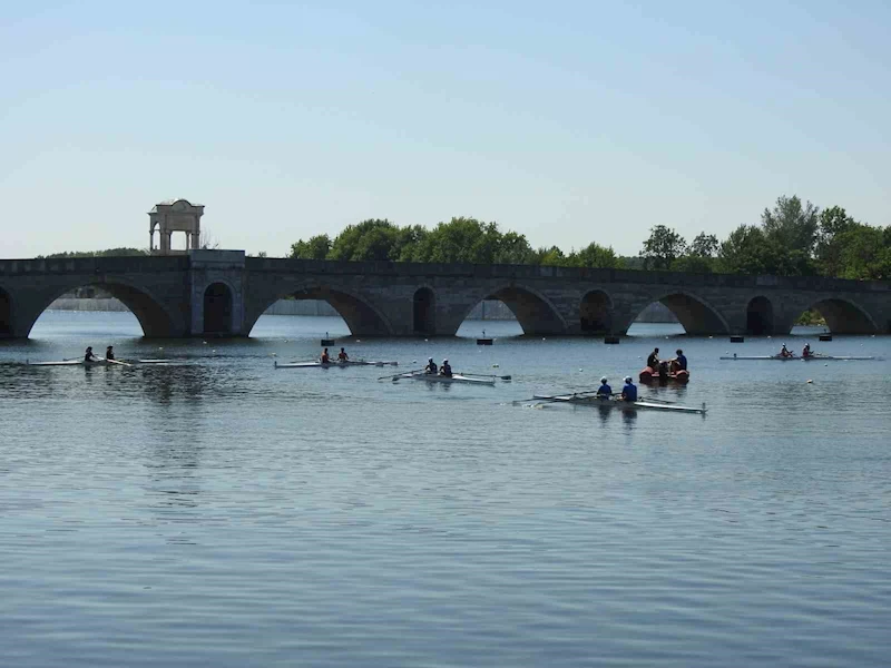 MERİÇ NEHRİ’NDE İLK RESMİ KÜREK YARIŞLARI BAŞLADI