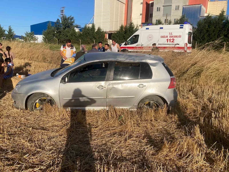 YOLDAN ÇIKAN OTOMOBİL TARLAYA UÇTU: 5 YARALI