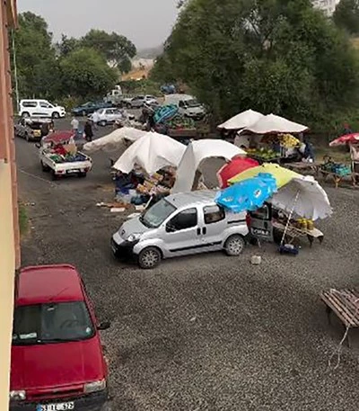 TEKİRDAĞ’DA YAĞMUR VE RÜZGAR PAZAR ESNAFINA ZOR ANLAR YAŞATTI