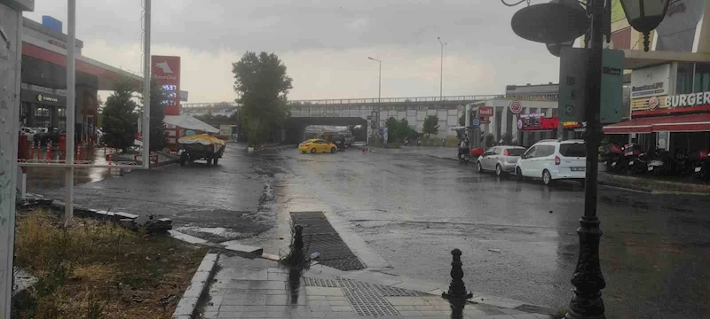 TEKİRDAĞ’DA RÖGAR TAŞTI, CADDE SULAR ALTINDA KALDI