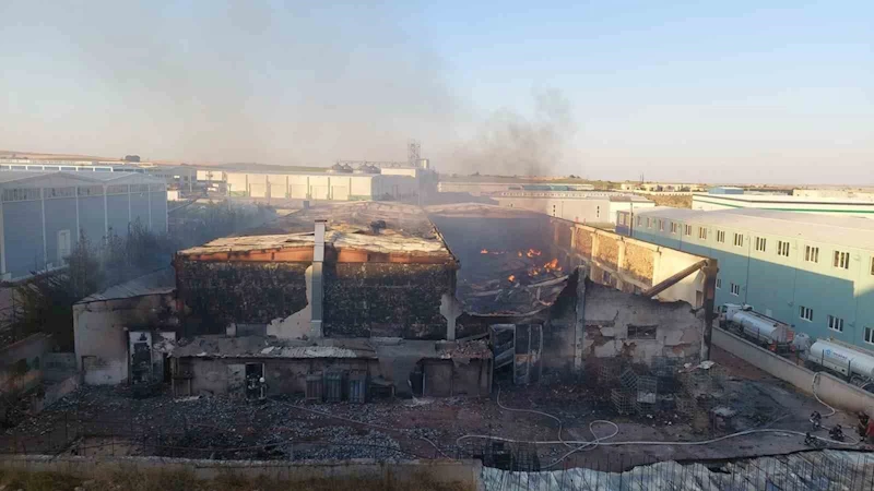  HAYRABOLU OSB’DEKİ YANGINDA PATLAMALARIN YAŞANDIĞI KİMYA FABRİKASI ÇÖKTÜ