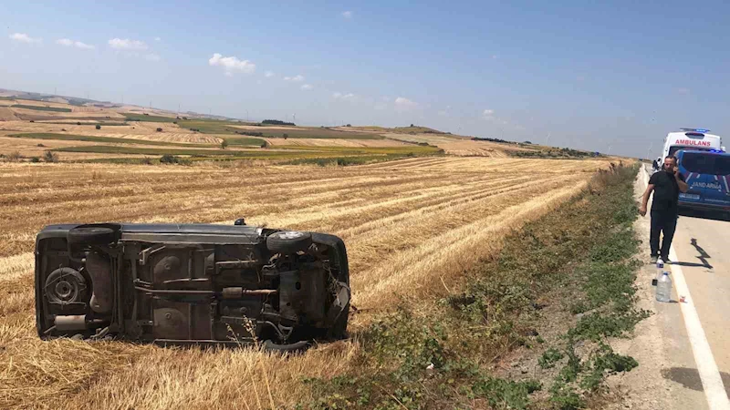 ÇORLU’DA OTOMOBİL TARLAYA DEVRİLDİ: 1’İ ÇOCUK 3 YARALI