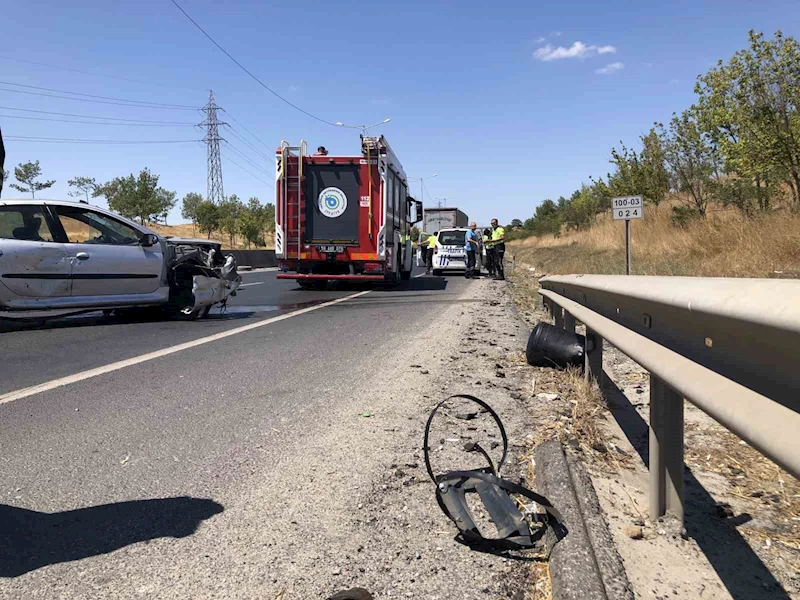 ÖNCE BARİYERLERE, SONRA TIRA ÇARPAN OTOMOBİL HURDAYA DÖNDÜ