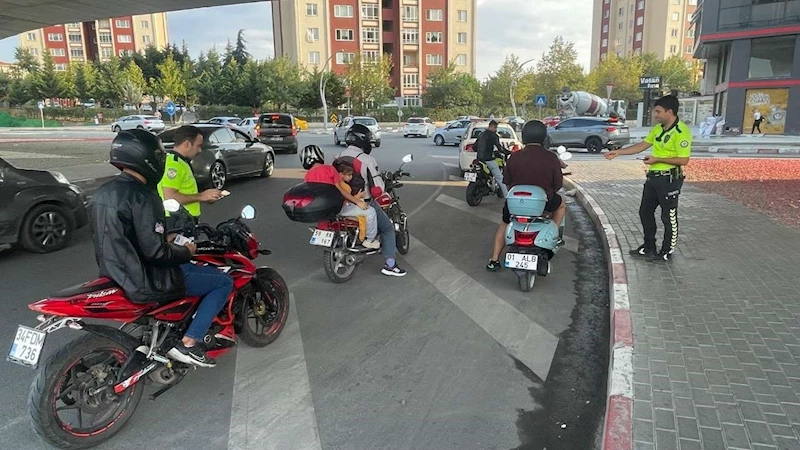 KAPAKLI’DA MOTOSİKLETLİ SÜRÜCÜLERE YÖNELİK DENETİM SÜRÜYOR