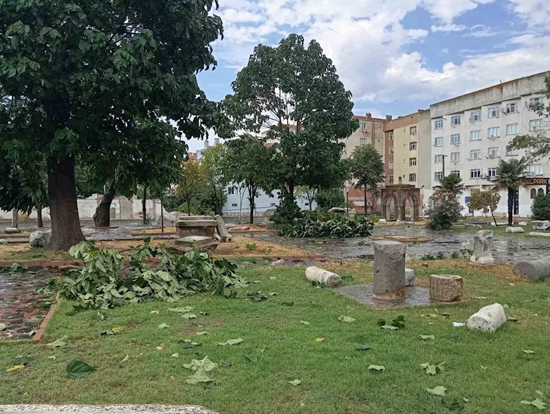 TEKİRDAĞ’DA FIRTINADA ÇATILAR UÇTU, AĞAÇLAR DEVRİLDİ