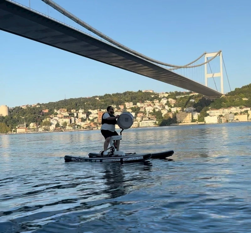 ÇILGIN DAVULCU SINIR TANIMIYOR: ŞİMDİ DE SUYUN ÜZERİNDE DAVUL ÇALDI