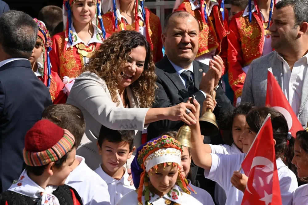 CANDAN BAŞKAN İLK DERS ZİLİ PROGRAMINDA ÖĞRENCİ VE EĞİTİMCİLERİN YANINDAYDI