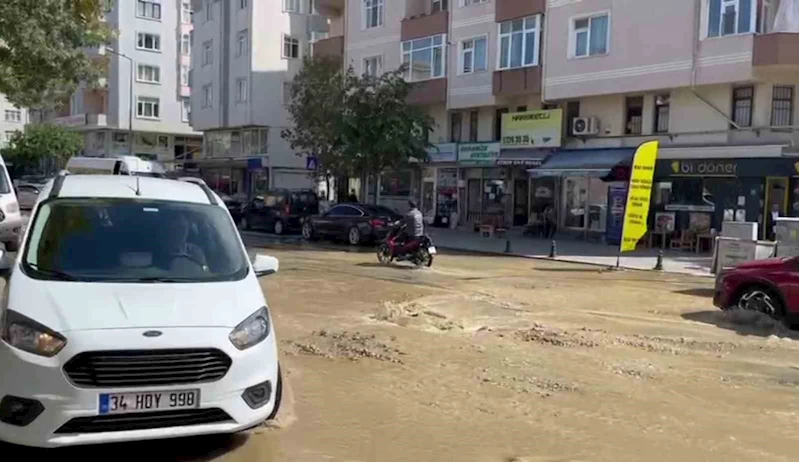 ASFALT YERİNDEN SÖKÜLDÜ, CADDE SULAR ALTINDA KALDI