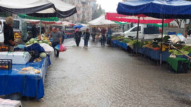 TEKİRDAĞ’DA ŞİDDETLİ YAĞIŞ, SALI PAZARI’NI SULAR ALTINDA BIRAKTI