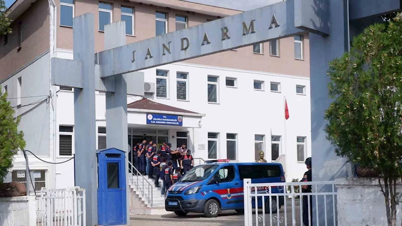 BABASINI ÖLDÜRÜP CESEDİNİ ORMANDA YAKAN ŞAHIS ARAMA ÇALIŞMALARINA KATILMIŞ