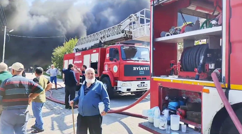 YANGIN BÜYÜK ÖLÇÜDE KONTROL ALTINA ALINDI: MAHALLELİ YANGIN BÖLGESİNE AYRAN TAŞIDI