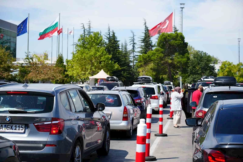  SINIR KAPILARINDA GURBETÇİ REKORU KIRILDI: 4 MİLYONDAN FAZLA YOLCU GİRİŞ ÇIKIŞ YAPTI