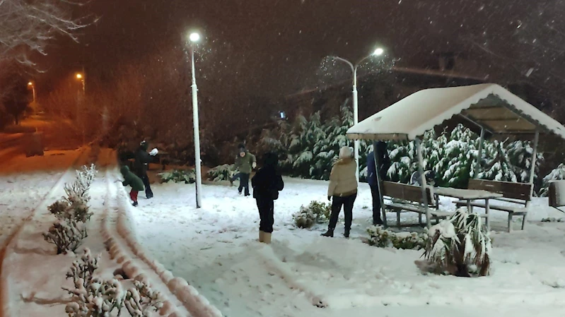 ÇOCUKLAR, KAR YAĞIŞI ALTINDA ANNE VE BABALARIYLA KARTOPU OYNADI