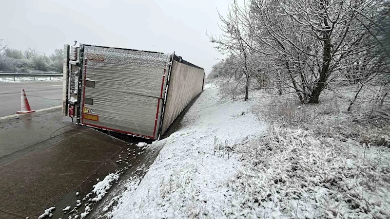 OTOYOLDA KERESTE YÜKLÜ TIR YAN YATTI, SÜRÜCÜ YARALANDI