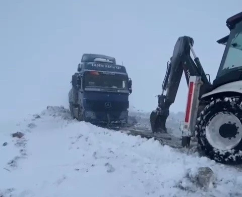 TEKİRDAĞ’DA KARDA MAHSUR KALAN ARAÇLAR KURTARILDI