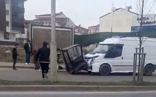 KAPAKLI’DA KAMYONET İLE MOBİLET ÇARPIŞTI: 1 YARALI