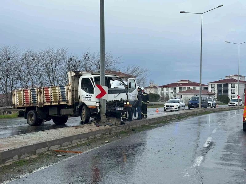 KAMYONET AYDINLATMA DİREĞİNE ÇARPTI: 2 YARALI