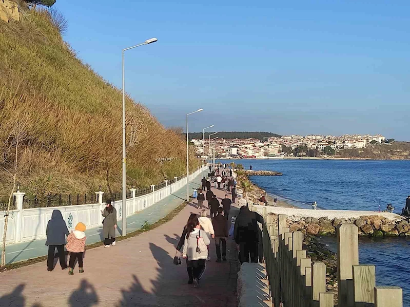 TEKİRDAĞ’DA GÜNEŞLİ HAVADA VATANDAŞLAR SAHİLE AKIN ETTİ