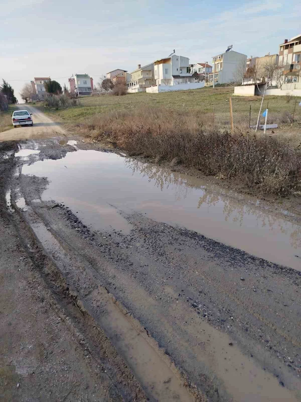 MARMARAEREĞLİSİ YENİÇİFTLİK’TE YOLLAR KÖSTEBEK YUVASINA DÖNDÜ