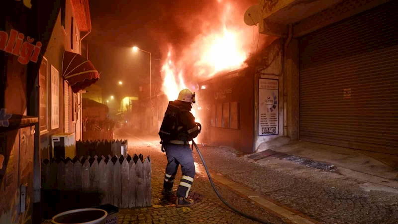 ÇAKMAKÇI DÜKKANI BOMBA GİBİ PATLADI