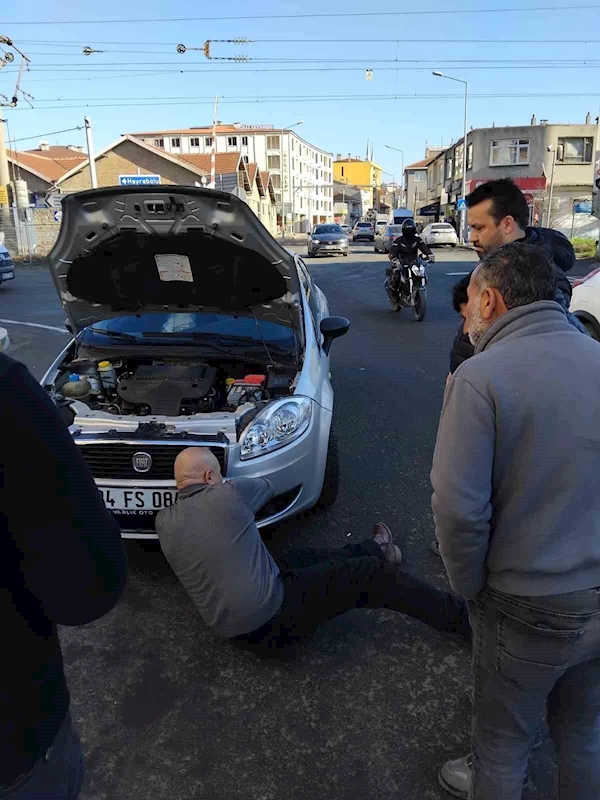 MOTORA SIKIŞAN KEDİ KURTARILDI