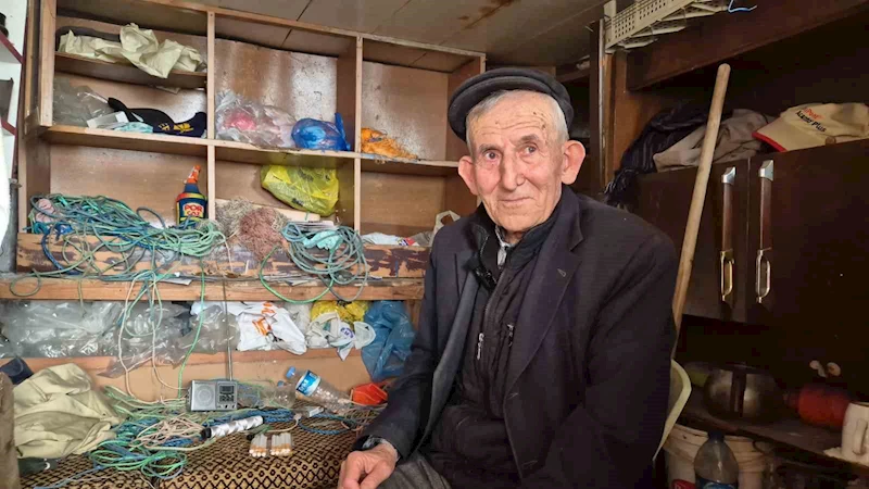 70 YILINI DENİZDE GEÇİRDİ, LİMANDAN KOPAMIYOR