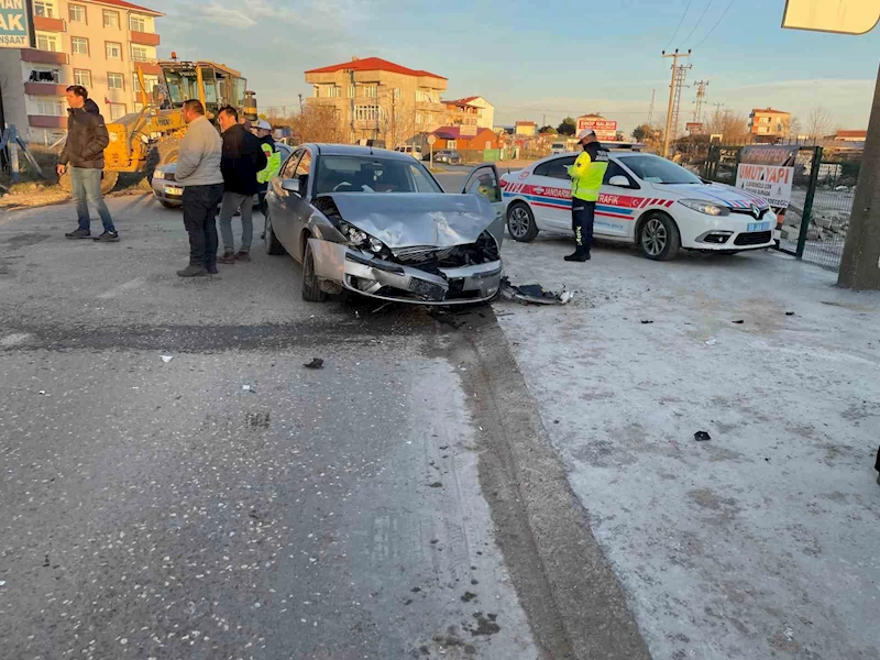 İŞ MAKİNESİ TAŞIYAN KAMYON OTOMOBİLLE ÇARPIŞTI: KAZA ANI KAMERAYA YANSIDI