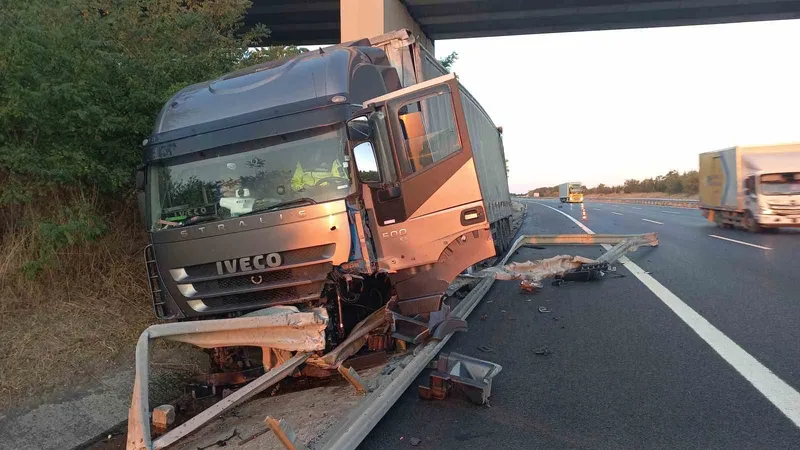 TIR, BARİYERLERE OK GİBİ SAPLANDI