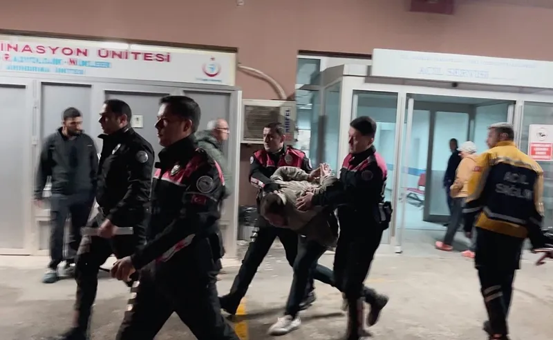 KENDİSİNİ DOLANDIRDIĞINI İDDİA ETTİĞİ ARKADAŞINI SİLAHLA VURDU