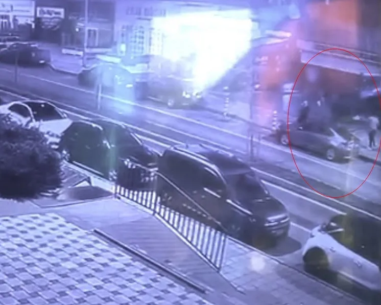 TEKİRDAĞ’DA ALKOLLÜ ŞAHSIN ARKADAŞINA SİLAHLI SALDIRI ANI KAMERADA