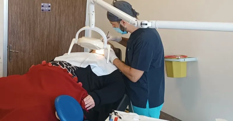 OBEZİTE NEDENİYLE YILLARDIR DİŞ TEDAVİSİ OLAMAYAN HASTA SAĞLIĞINA KAVUŞTU