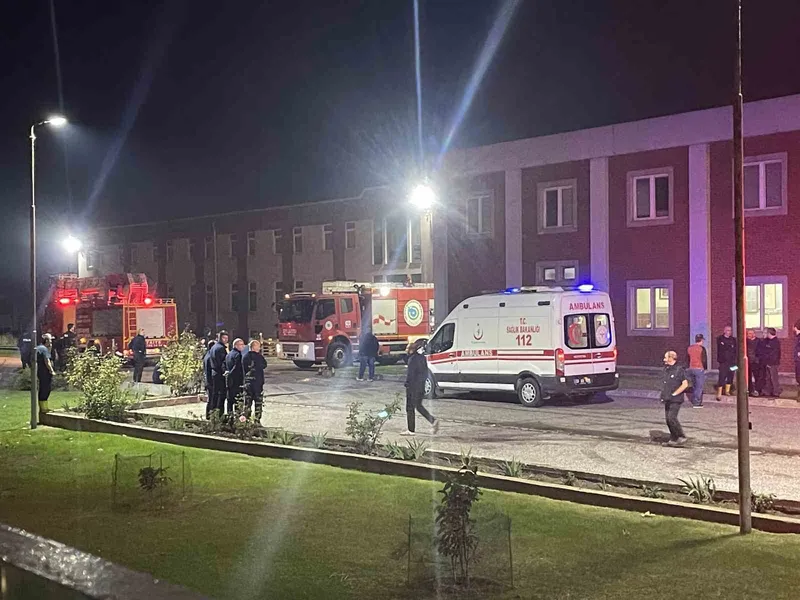 FABRİKADA BACA YANGINI: 2 KİŞİ HASTANEYE KALDIRILDI