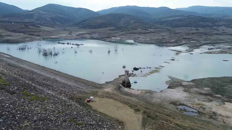 TEKİRDAĞ’DA NAİP BARAJI ÖLÜ HACME İNDİ, SULAR ÇEKİLDİ ADACIKLAR OLUŞTU