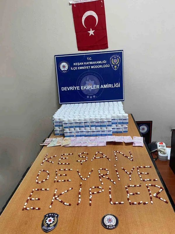 KEŞAN’DA PARK HALİNDEKİ ARAÇTA 16 BİN 744 ADET UYUŞTURUCU HAP ELE GEÇİRİLDİ