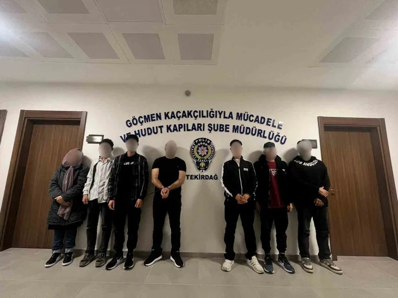 DÜĞÜN ARACI SÜSÜ VERİLEN OTOMOBİLDEN 5 KAÇAK GÖÇMEN ÇIKTI