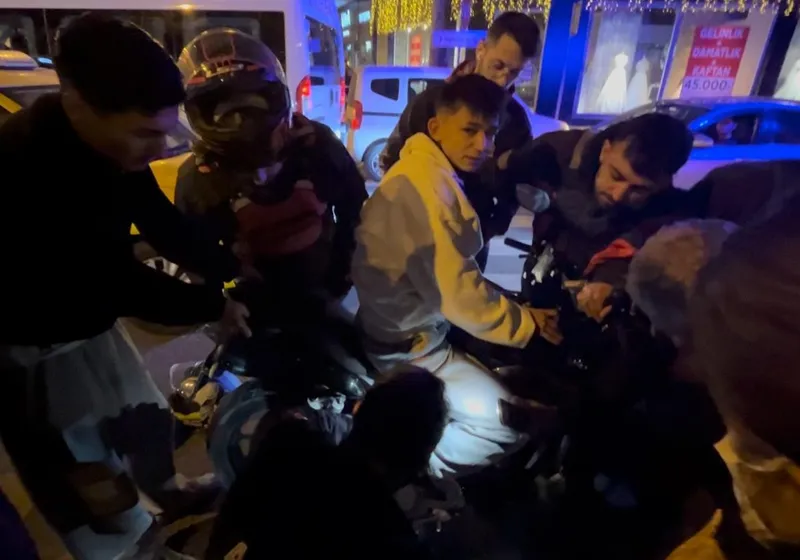 KAZA SONRASI GENÇ SÜRÜCÜNÜN AYAĞI MOTOSİKLETİN PEDAL DEMİRİNE SIKIŞTI