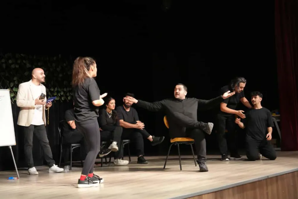 SARAY BELEDİYESİ’NDEN ANLAMLI ETKİNLİK: ‘DOĞAÇLAMA’ OYUNU KARANLIKTA SAHNELENDİ