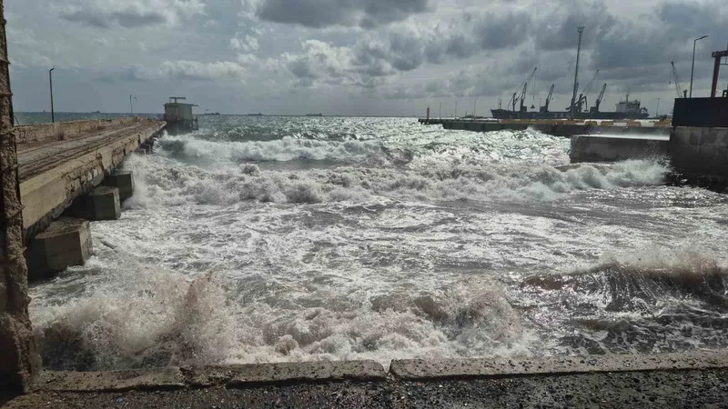 MARMARA DENİZİ’NDE ŞİDDETLİ FIRTINA