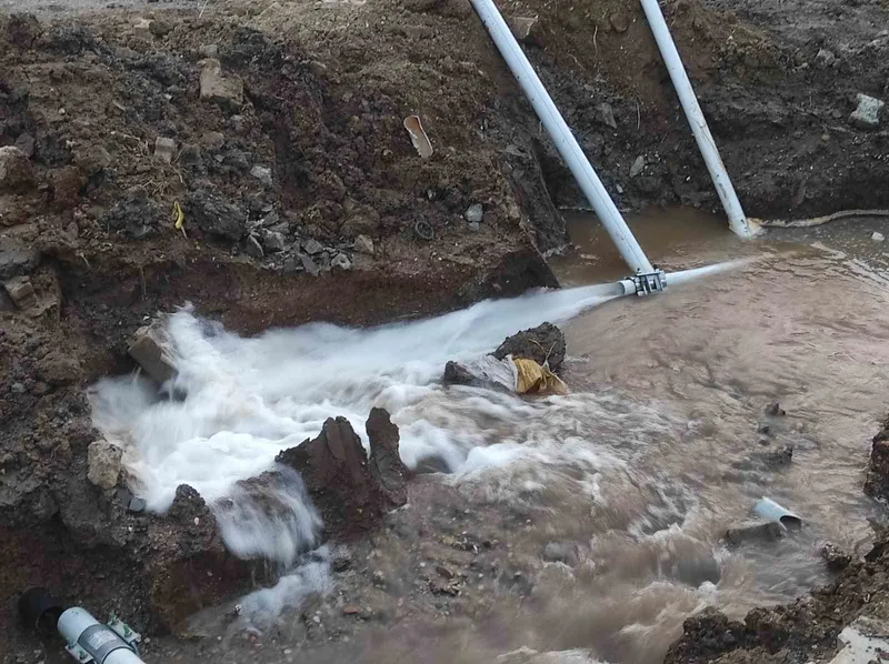 TEKİRDAĞ’DA İÇME SUYU BORUSU PATLADI: TONLARCA SU BOŞA AKTI