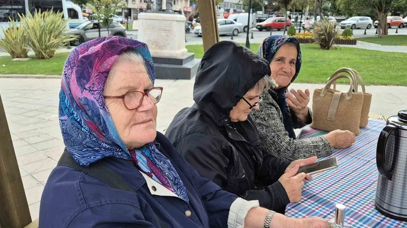 DEPREMDEN SONRA DIŞARI ÇIKAN VATANDAŞLAR: ÇOK KORKTUK