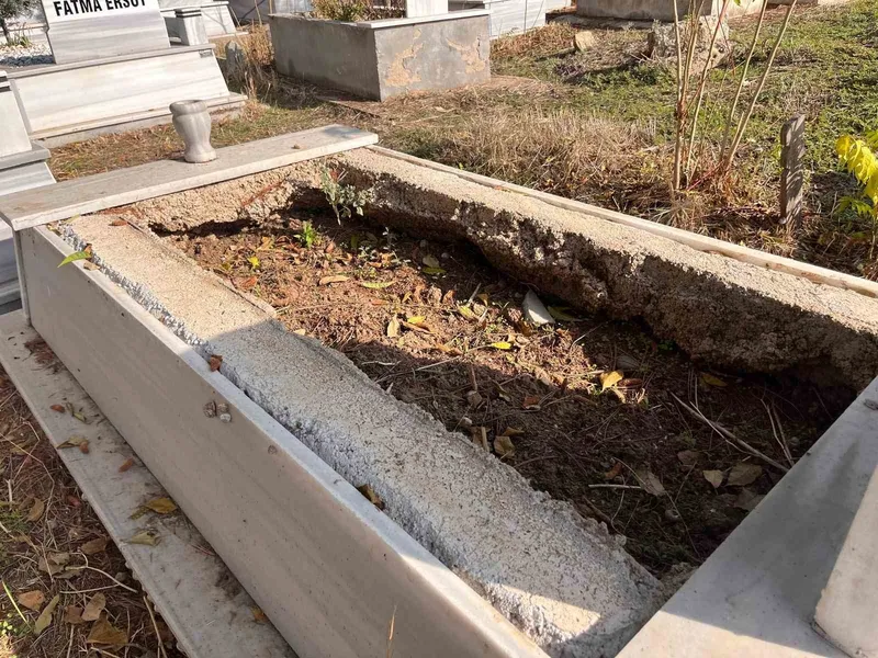 MEZAR MERMERLERİNİ ÇALIP EVİNİN BAHÇESİNE DÖŞEYEN ŞÜPHELİ YAKALANDI