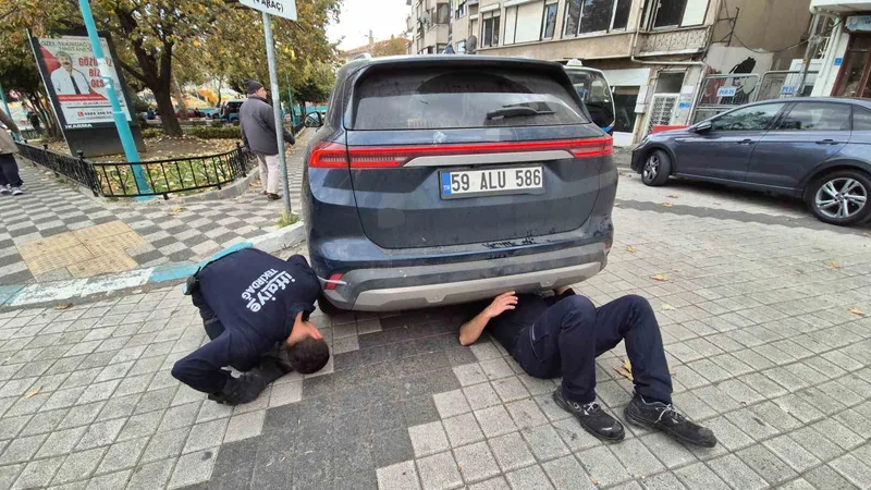 OTOMOBİLE GİREN KEDİ HAVA ÜFLENEREK KURTARILDI