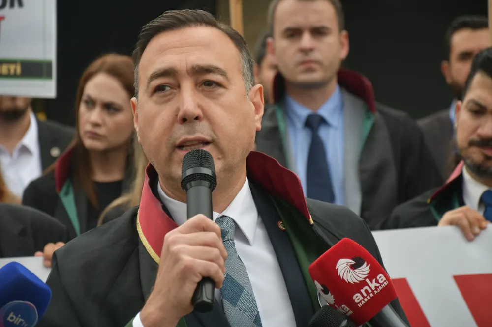 SAVUNMA NÖBETİ İZMİR ADLİYESİ ÖNÜNDE GERÇEKLEŞTİRİLDİ