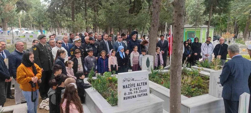 ŞEHİT NEŞE ÖĞRETMEN VE BABASI MEZARI BAŞINDA ANILDI