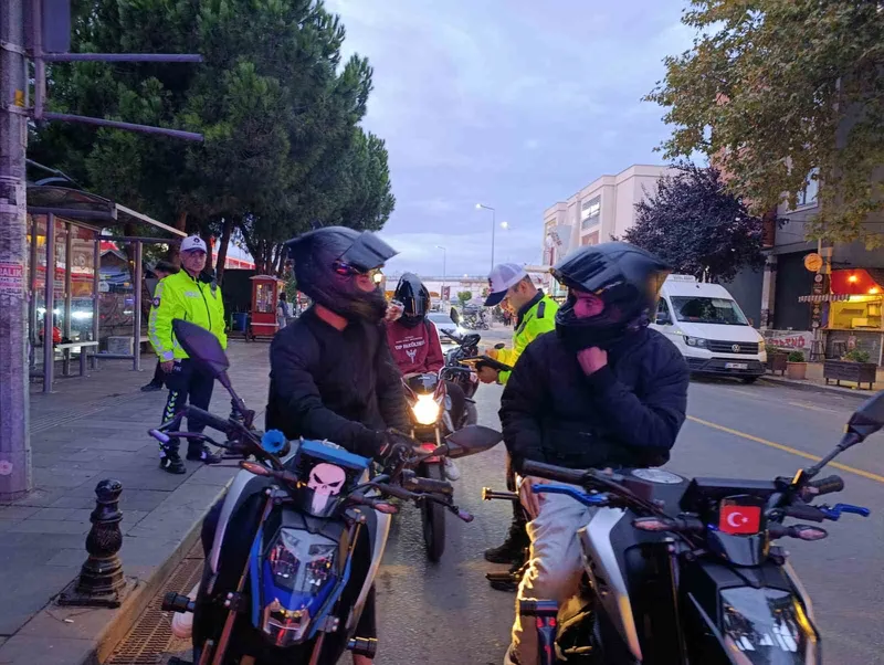 POLİS GÜRÜLTÜ KİRLİLİĞİNE GEÇİT VERMEDİ: ABART EGZOZ KULLANAN SÜRÜCÜLERE CEZA YAĞDI