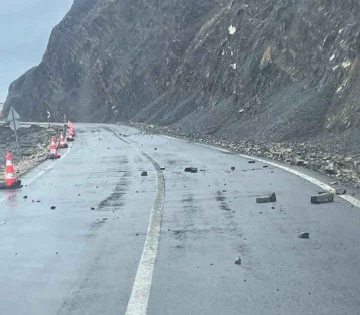 ŞARKÖY’DE YAMAÇTAN DÜŞEN KAYALAR TEHLİKE SAÇIYOR
